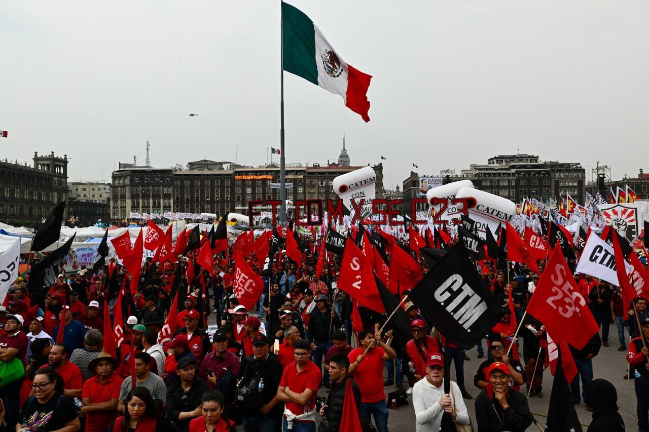 Simpatizantes de la candidata presidencial de la Coalición “Sigamos Haciendo Historia”, Claudia Sheinbaum Pardo, en la plancha del zócalo, donde dará su último discurso de cierre de campaña. Hoy en la Ciudad de México. Infobae México /Javier Lira Otero