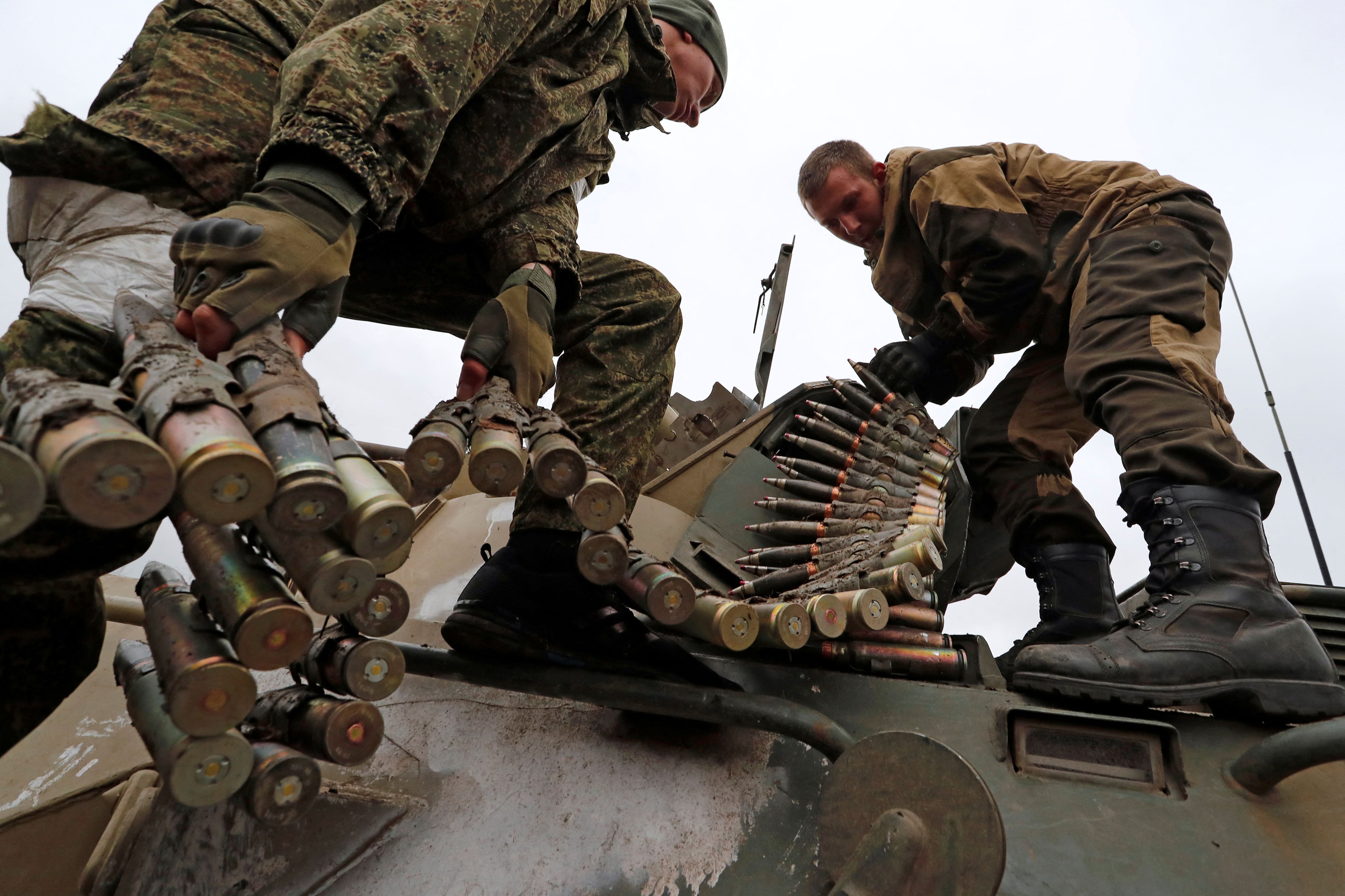 Soldados de las fuerzas pro-rusas cargan de munición un carro de asalto en preparación para la ofensiva en la región del Donbás. REUTERS/Alexander Ermochenko
