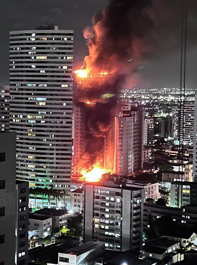 Incendio en edificio de Recife. (Crédito: @GugaNoblat)