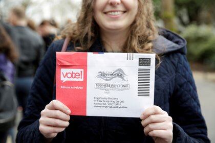 Lexi Menth de Seattle sostiene su boleta de voto por correo en Seattle, Washington, Estados Unidos.  REUTERS / Jason Redmond - RC206F95RLJN / Foto de archivo