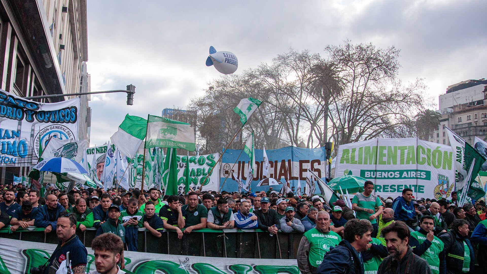 Organizaciones sindicales se movilizaron al Palacio de Hacienda para apoyar el proyecto (Luciano Gonzalez)