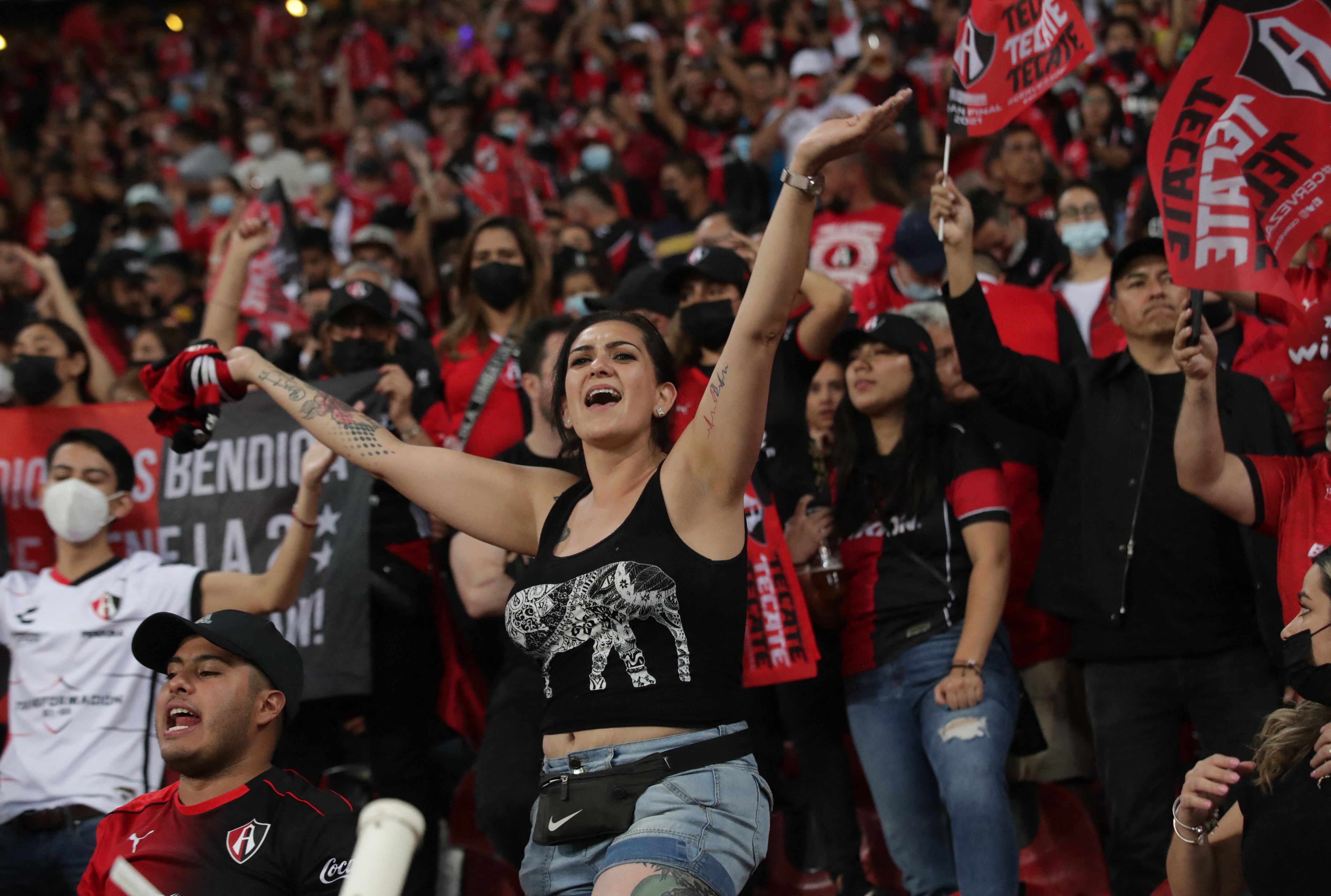 Video: la dolorosa caída de una aficionada del Atlas en festejo por el  campeonato - Infobae