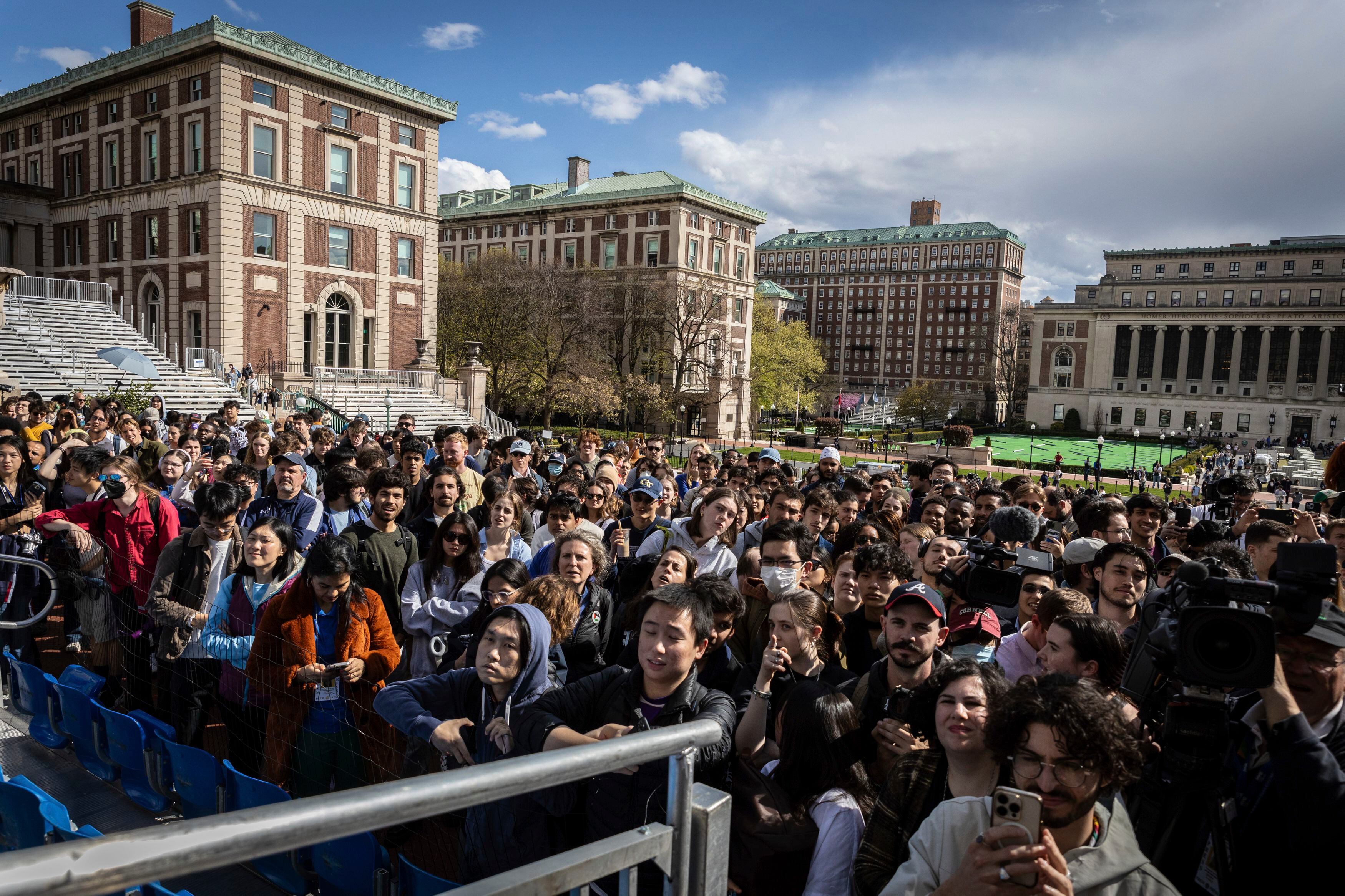 Estudiantes en al escalinata de la Biblioteca Lower, en el campus de la Universidad Columbia (AP Foto/Stefan Jeremiah)