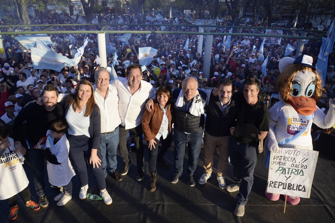 Patricia Bullrich encabezó ayer un acto de campaña en La Plata junto a Néstor Grindetti, Julio Garro, Martín Tetaz, Cristian Ritondo, Hernán Lombardi, y Juan Pablo Allan