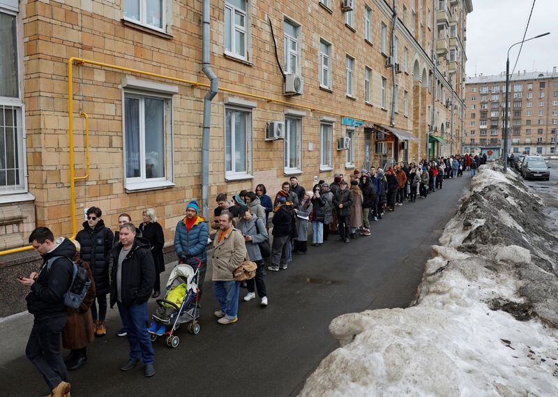 Cola para entrar en un colegio electoral hacia el mediodía en Moscú, (REUTERS/Maxim Shemetov)