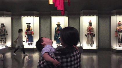 Zou Xiaoqi se ha convertido en una fuente de apoyo para las madres solteras desde que comenzó a hacer campaña por sus derechos por maternidad. Advirtió que el estigma cultural en torno a ser madre soltera sigue siendo muy intenso (AP)