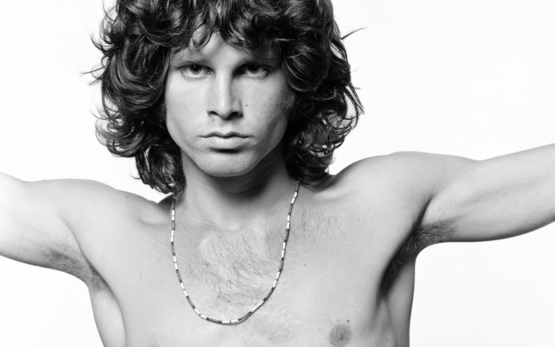 Jim Morrison murió a los 27 años. Su pareja, Pamela Courson, también a la misma edad y por sobredosis de heroína, tres años después de la muerte del cantante