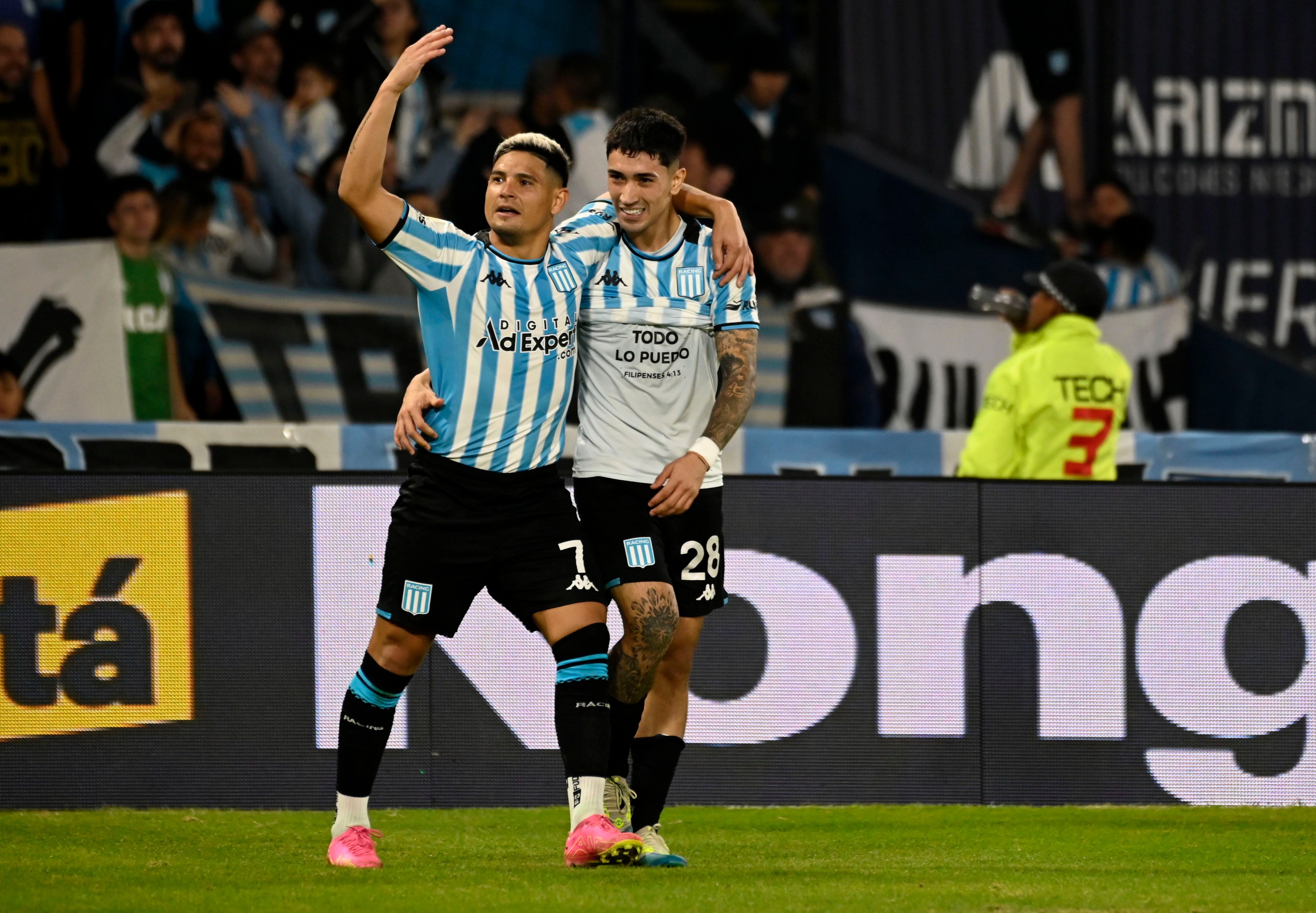 El festejo de Santiago Solari con Maxi Salas en el gol agónico de Racing frente a Riestra (Fotobaires)