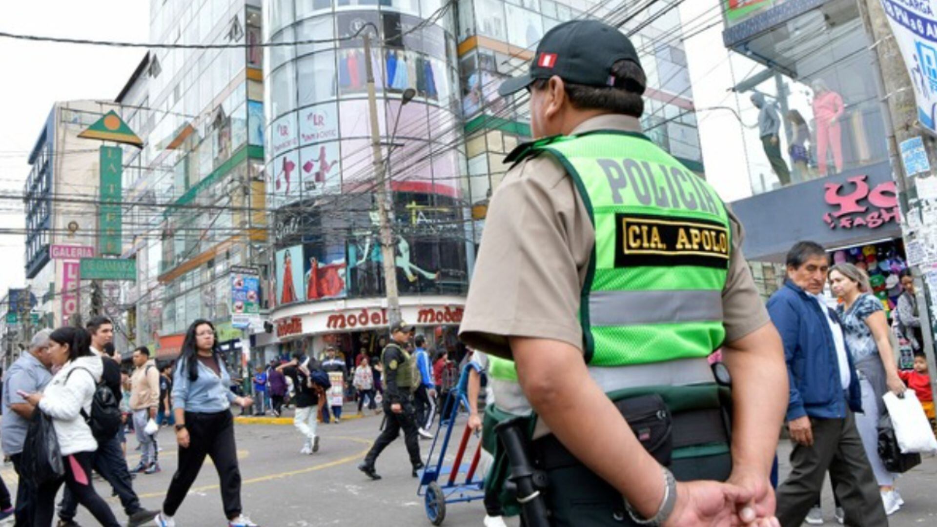 Policías en Gamarra, La Victoria