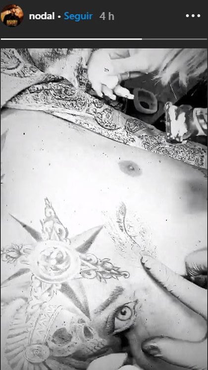 Christian Nodal dejó ver parte del proceso de su tatuaje