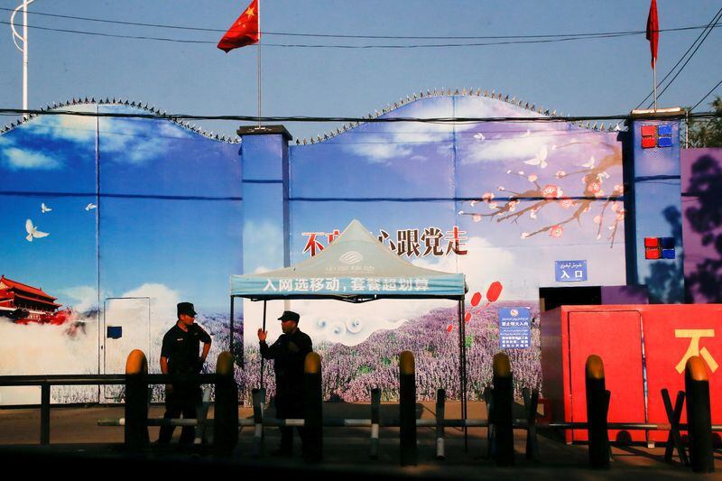 Guardias de seguridad custodian lo que se conoce oficialmente como un centro de educación de habilidades vocacionales en el condado de Huocheng en la Región Autónoma Uigur de Xinjiang (REUTERS/Thomas Peter)