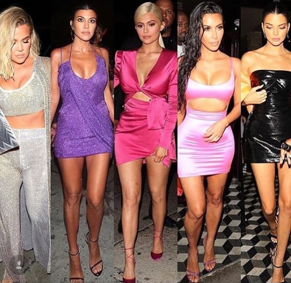 Las hermanas Kardashian lucieron looks coloridos y con brillos para el cumpleaños de Kylie Jenner (Instagram Kylie Jenner)