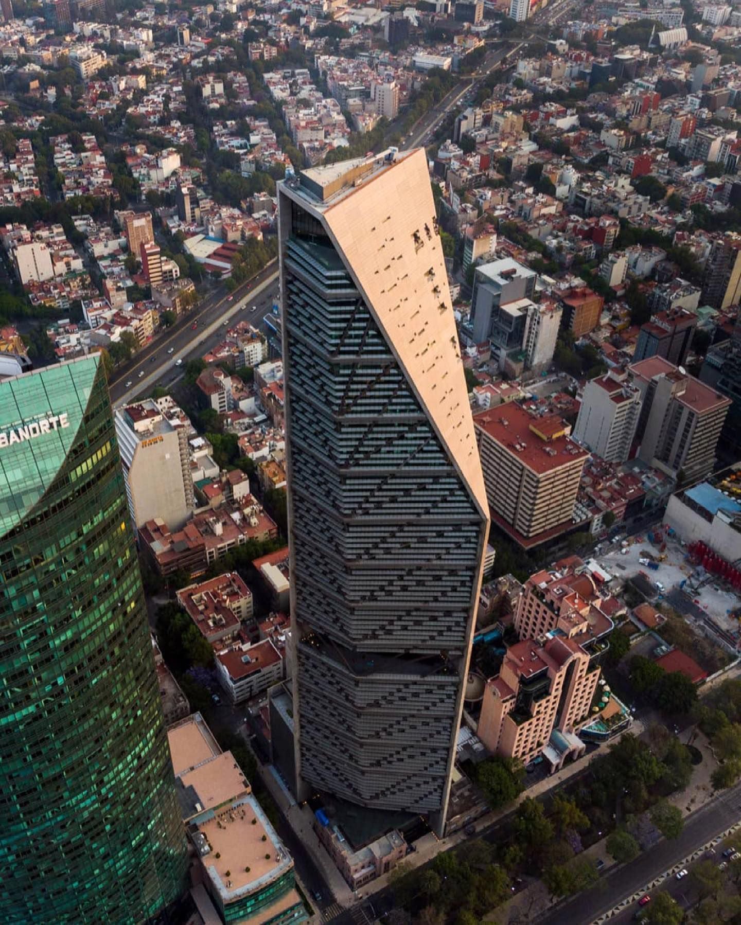 La Torre reforma es uno de los inmuebles que más destaca en la avenida del mismo nombre. (Foto: Instagram/@torre_reforma)