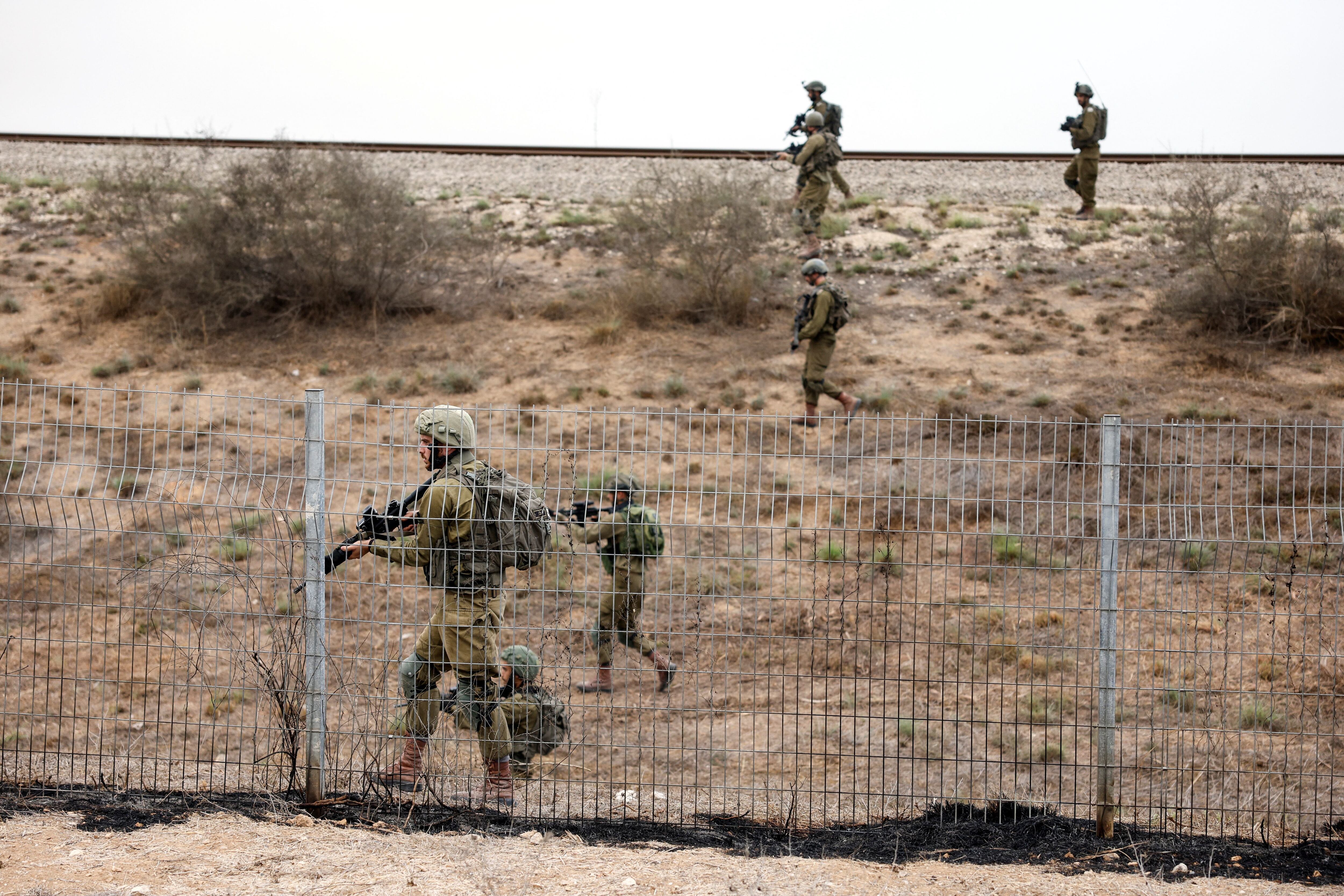 El Reino Unido alertó a sus ciudadanos que “las fronteras internacionales, por tierra y aire, en Israel podrían cerrar con muy poco margen de aviso. (REUTERS/Amir Cohen)