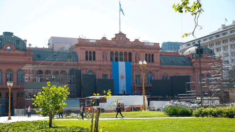 Las reja de la Plaza de Mayo fueron quitadas y por esa explanada llegará Alberto Fernández luego de la jura (Thomas Khazki)