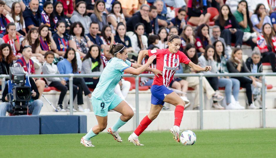 Mariona Caldentey y Ainhoa Vicente Moraza pugnan por un balón en el Atlético de Madrid-FC Barcelona de la Liga F (Europa Press / Álvaro Campo) 