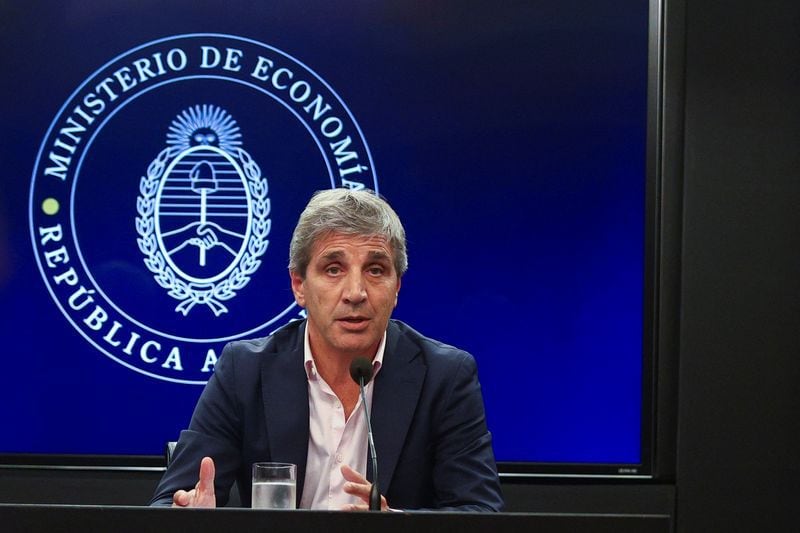 Foto de archivo: el ministro de Economía de Argentina, Luis Caputo, responde preguntas durante una conferencia de prensa en el edificio de la cartera económica en el centro financiero de Buenos Aires, Argentina. 10 ene, 2024. REUTERS/Matias Baglietto