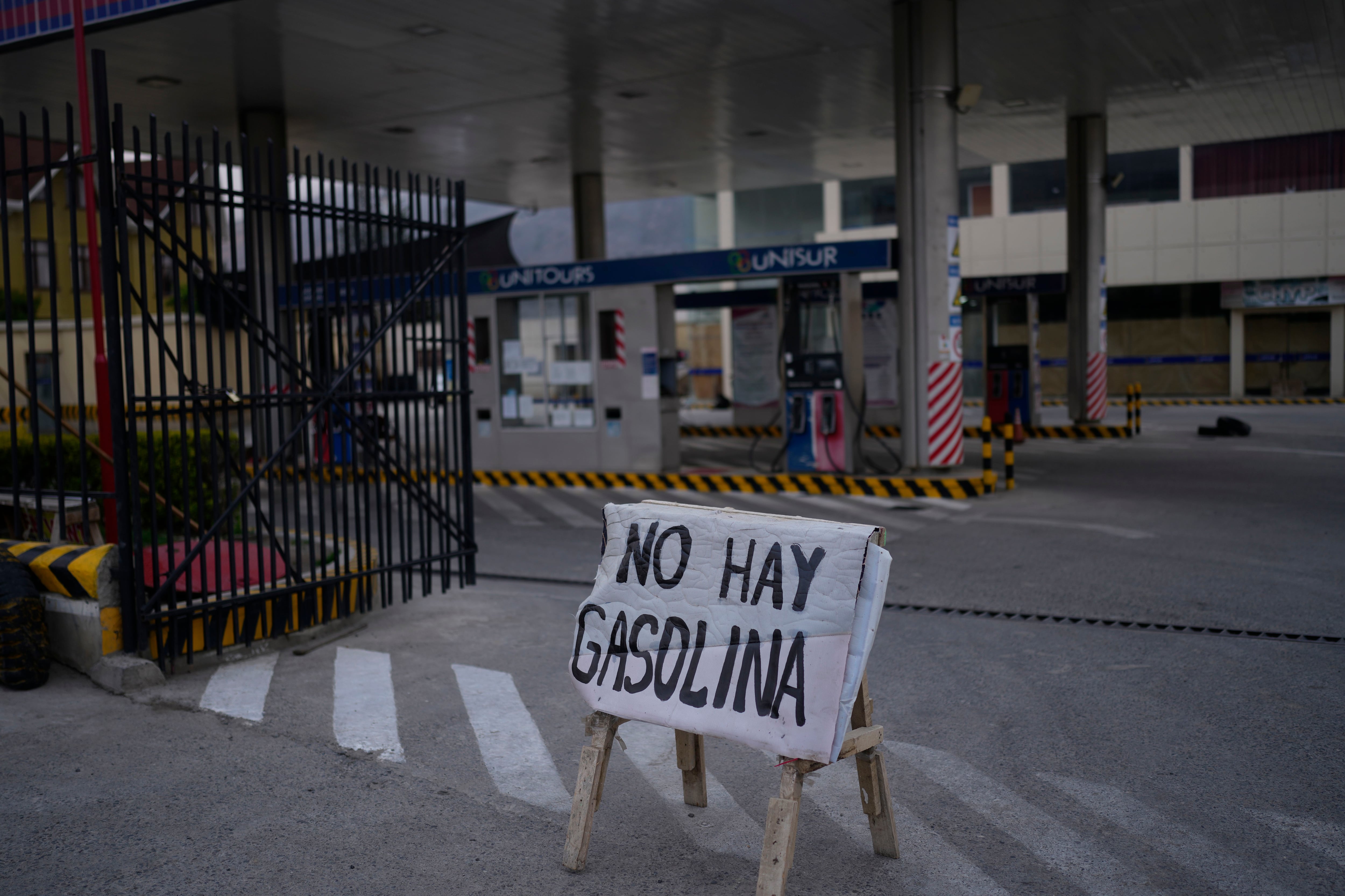 Un cartel advierte sobre la falta de gasolina en una estación de combustible después de varios días de bloqueos de carreteras por parte de partidarios del expresidente Evo Morales que afectaron el suministro de combustible y alimentos en La Paz, Bolivia, el lunes 21 de octubre de 2024. (AP Foto/Juan Karita)