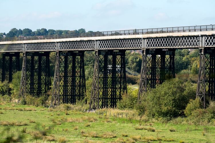 El último tren de carga cruzó el viaducto de Bennerley en 1968, y la estructura se dejó de usar (Shutterstock)