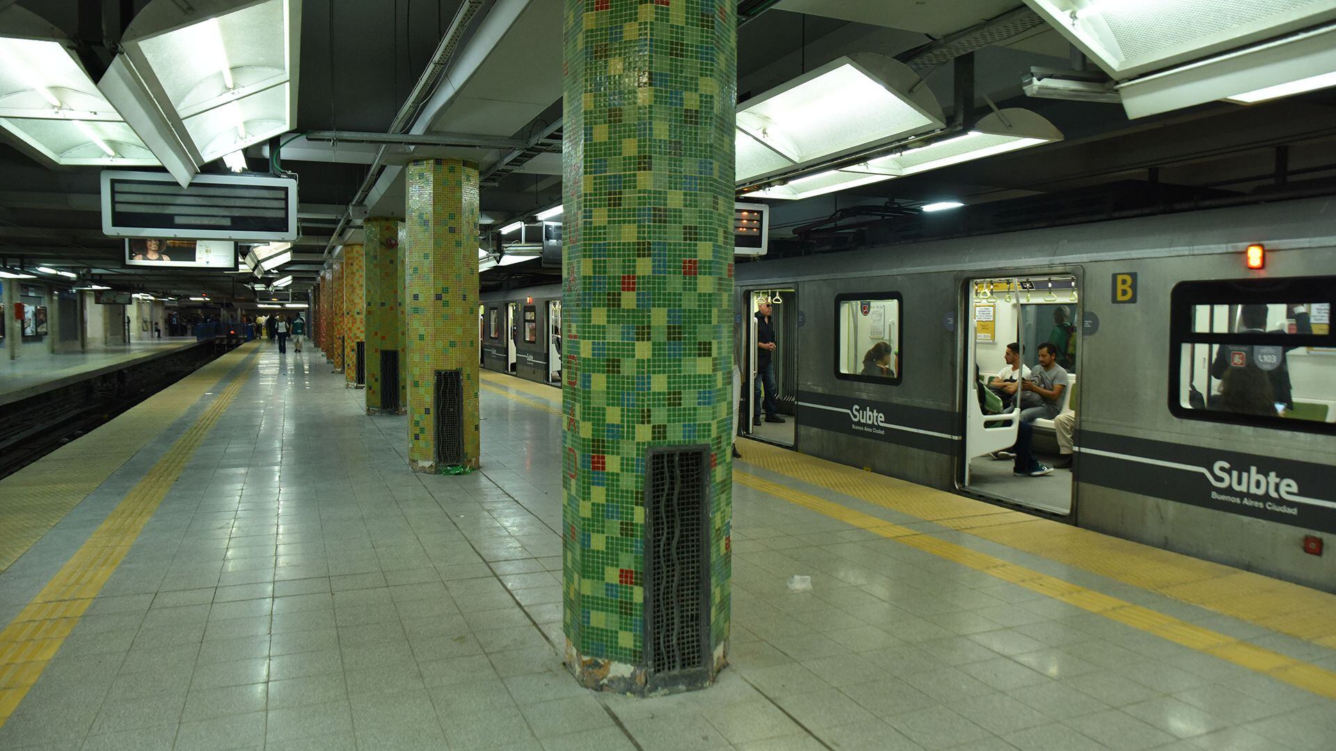 Curiosos exploran el recorrido más largo posible en el subte porteño, cruzando distintos barrios sin repetir estaciones. (Franco Fafasuli)