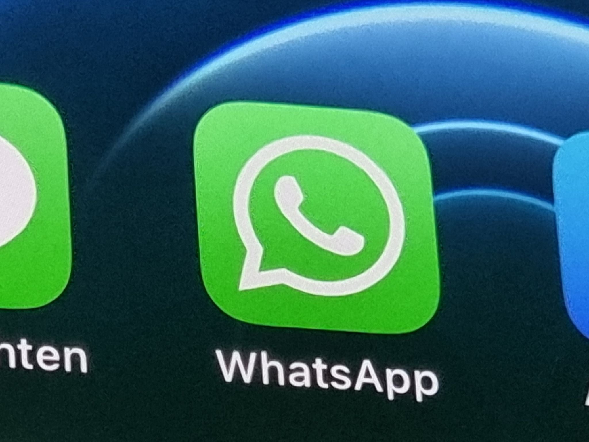 WhatsApp petmitirá que los miembros de un grupo de chat envíen los mensajes a los administradores para que sean evaluados.