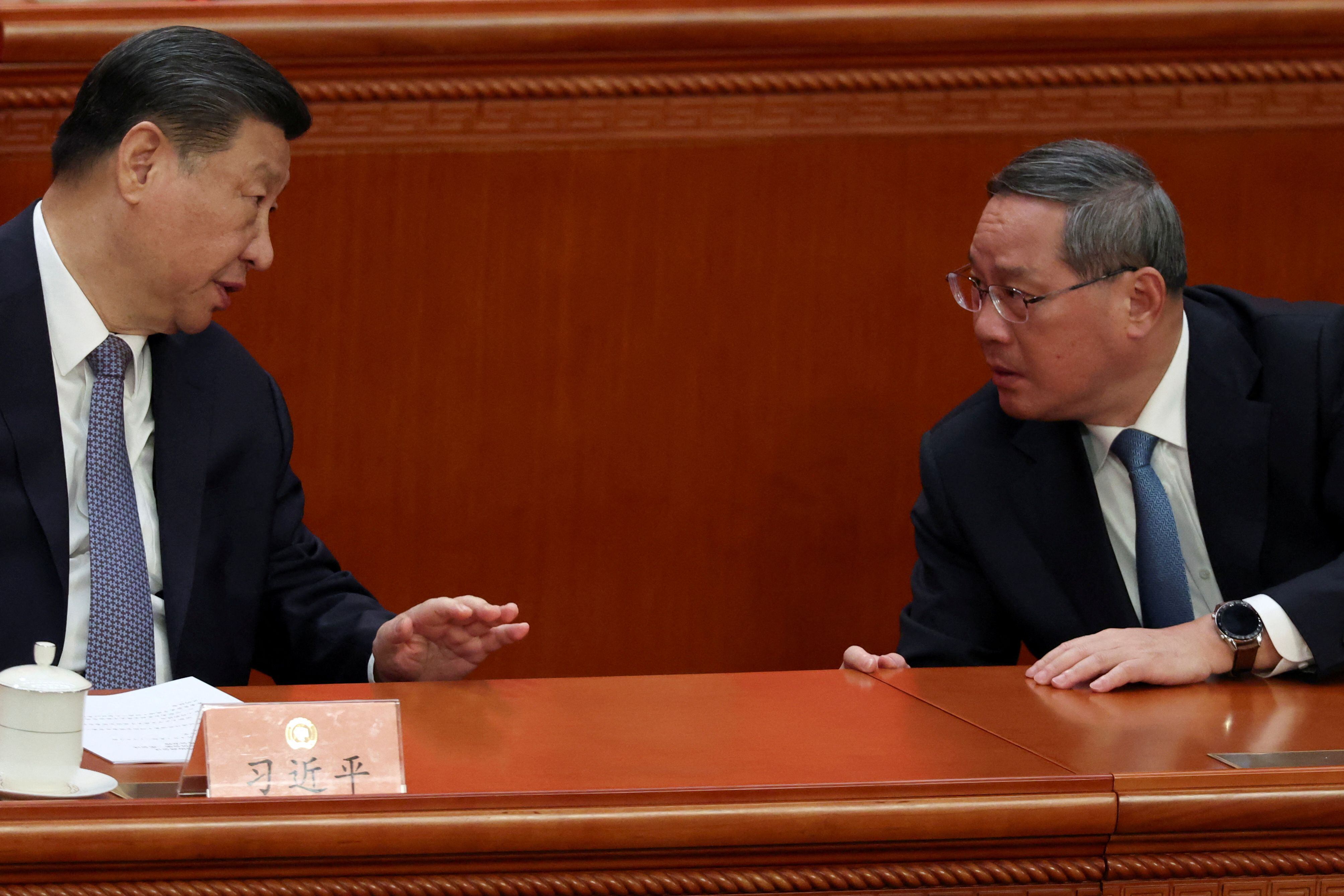 El Presidente chino Xi Jinping y el Primer Ministro Li Qiang hablan mientras asisten a la sesión inaugural de la Conferencia Consultiva Política del Pueblo Chino (CPPCC) en el Gran Salón del Pueblo en Beijing, China, el 4 de marzo de 2024. REUTERS/Florencia lo