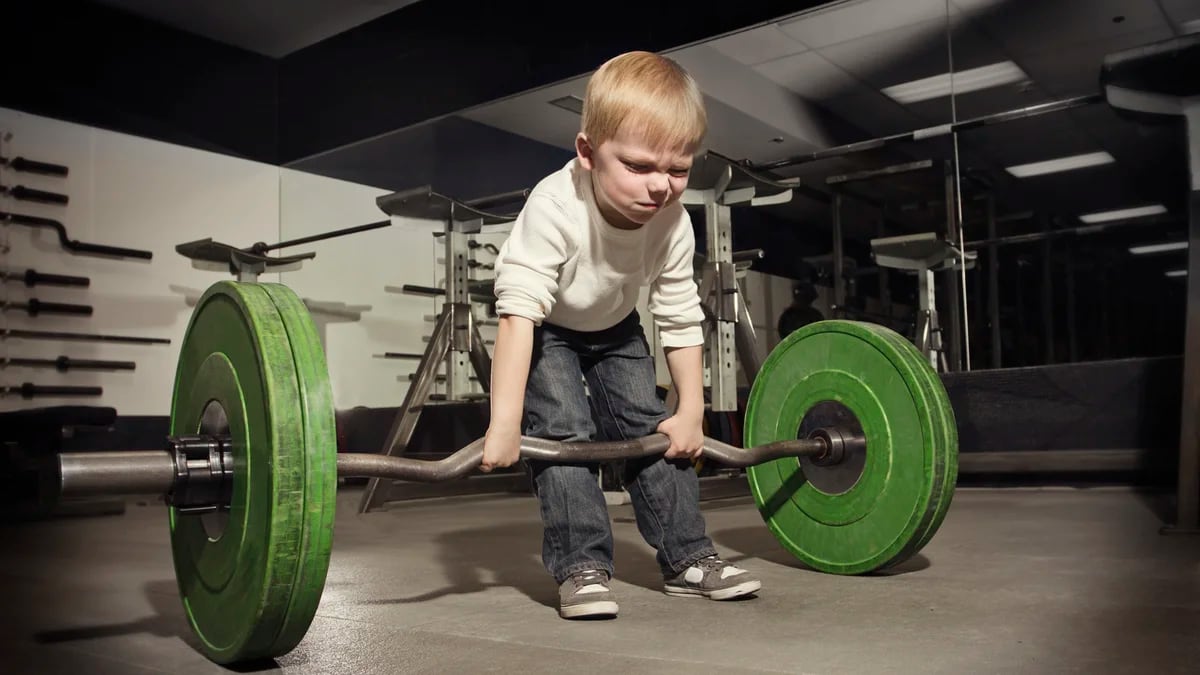 Longitud Completa Del Hombre De Fitness Después De Hacer Ejercicio