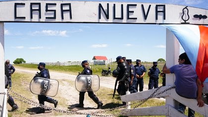 Efectivos policiales en el campo de Etchevehere 