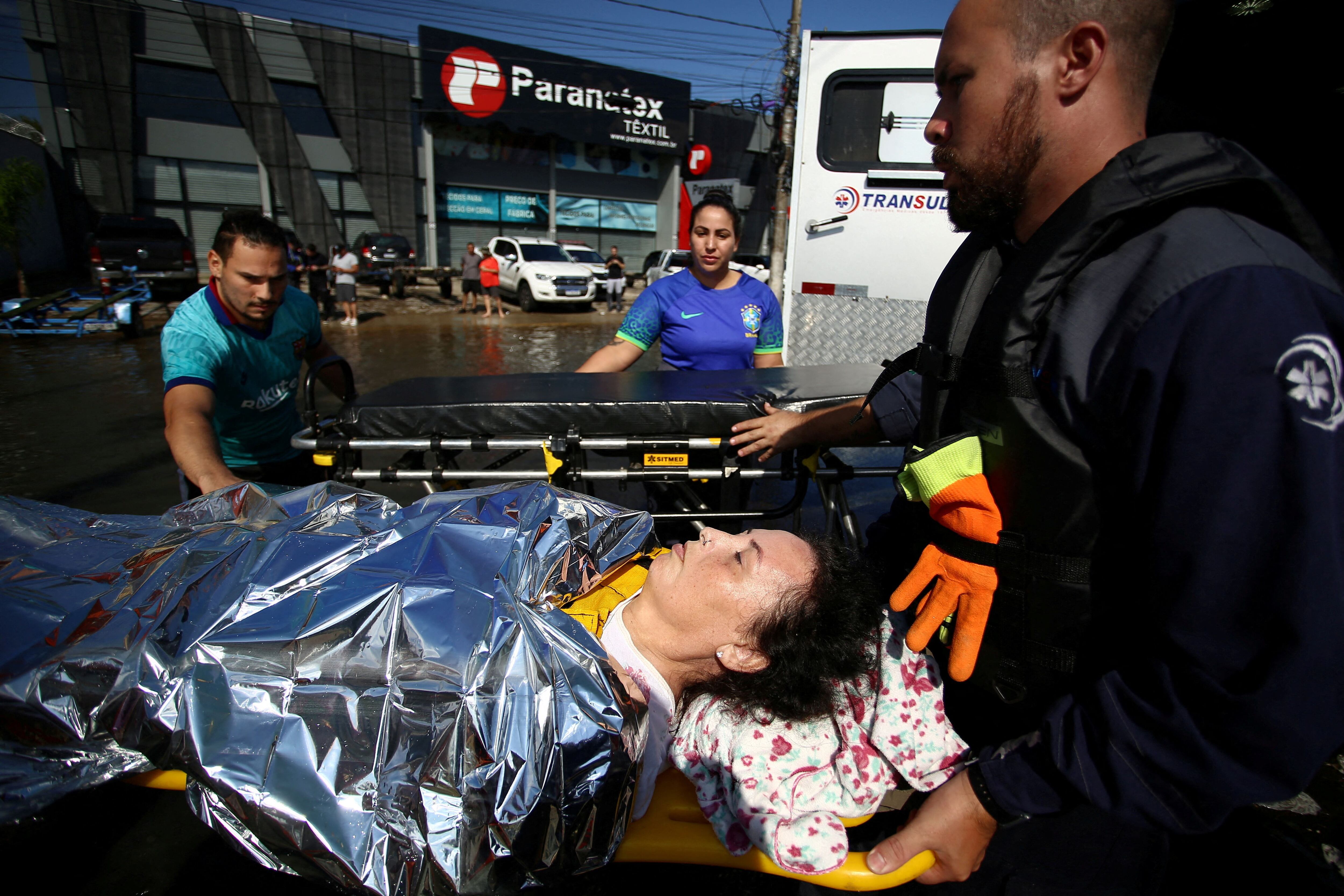 Rescatistas evacuan a una víctima en Porto Alegre (REUTERS/Renan Mattos)