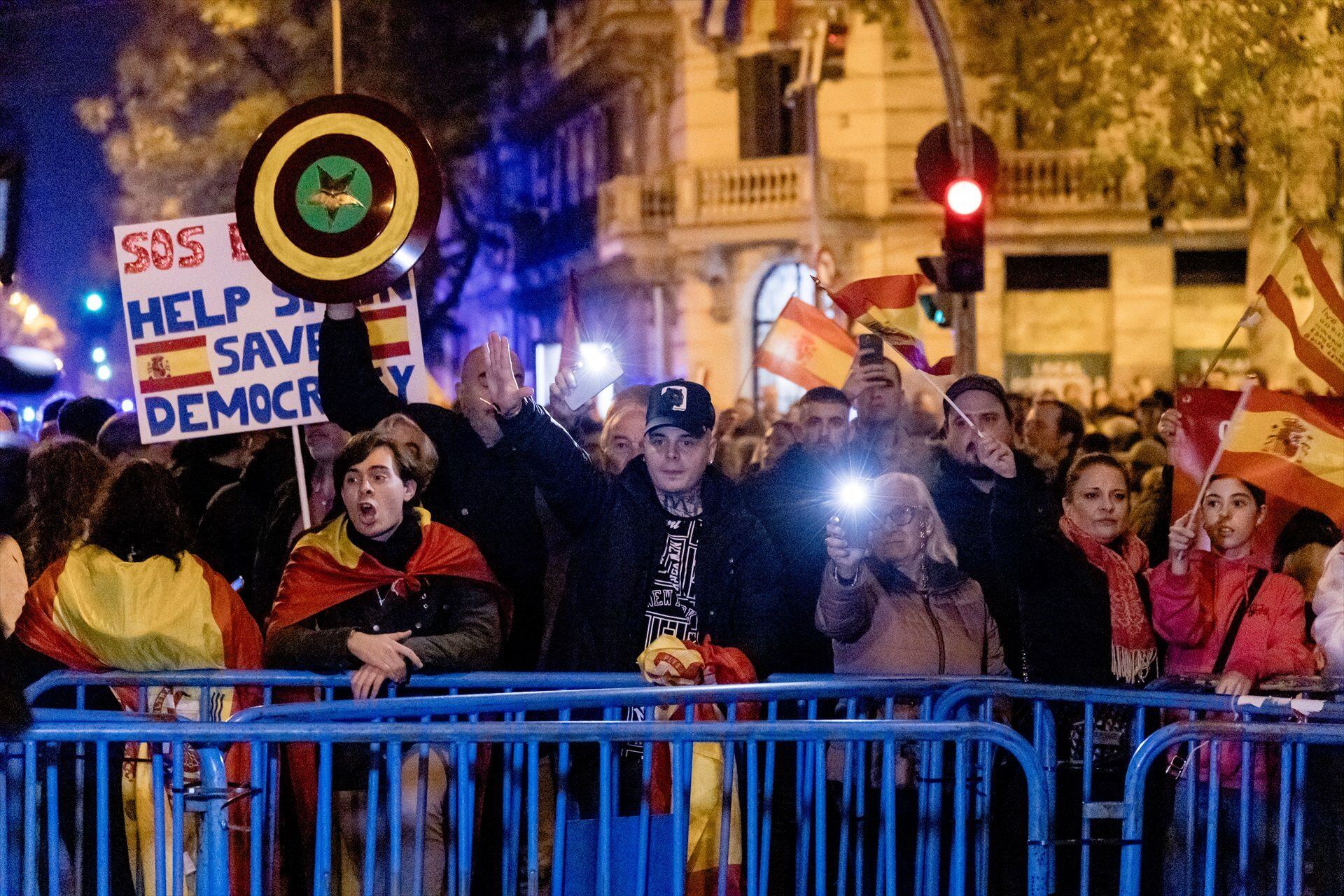 Miguel Frontera en las protestas de Ferraz, tapado por una persona que realiza el saludo fascista (Carlos Luján / Europa Press)