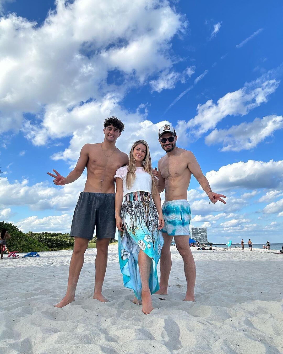 Cristina Hurtado y Josse Narváez posan junto a su hijo 'JuanJo' en la playa Las Olas Beach