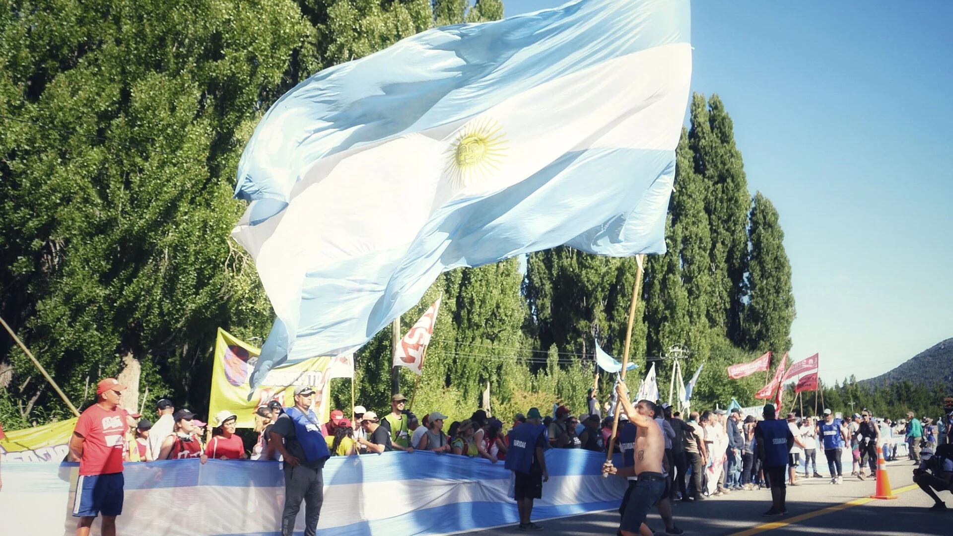 Una de las marchas contra Joe Lewis en Lago Escondido (Instagram FIPCAok)