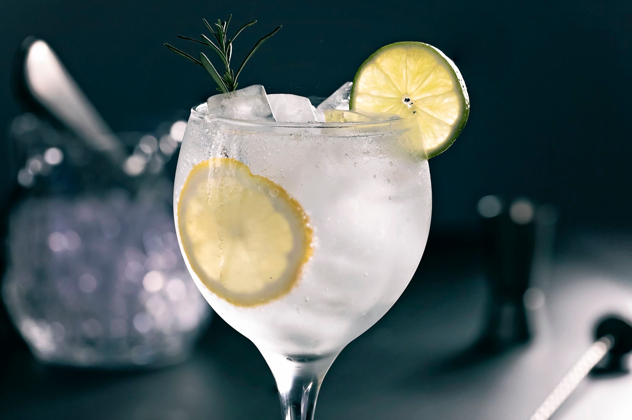 El gin tonic sigue siendo un cóctel popular gracias a su versatilidad y adaptación a nuevas tendencias, según los bartenders consultados (Getty)