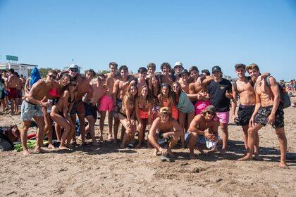 Los jóvenes son los más adeptos a las reuniones masivas en la playa (Diego Medina)