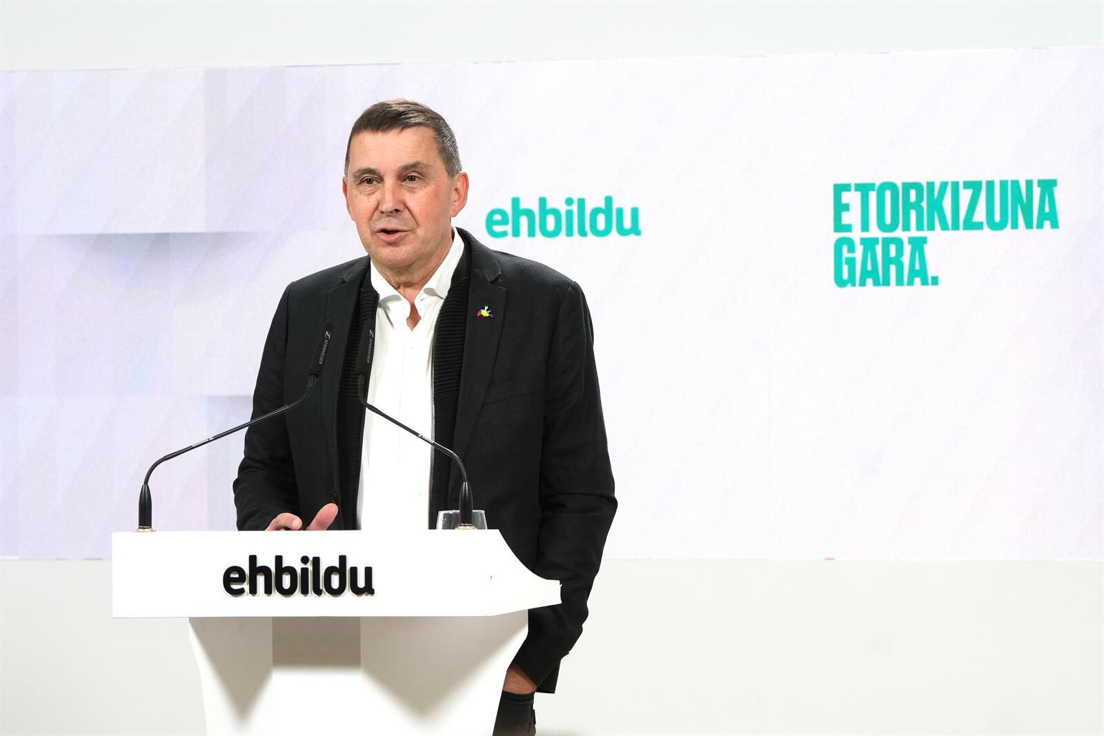 11/12/2023 El coordinador general de EH Bildu, Arnaldo Otegi, durante una rueda de prensa tras la reunión de la Mesa Política del partido, en la sede de EH Bildu, a 11 de diciembre de 2023, en San Sebastián, Guipúzcoa, País Vasco (España). Pello Otxandiano ha sido propuesto por la Mesa Política de EH Bildu como candidato a lehendakari a las próximas elecciones autonómicas de 2024. La dirección de la formación considera que le ha elegido por su "solvencia, pasión y alma", y cree que es "una inversión cualitativa".
POLITICA 
Unanue - Europa Press
