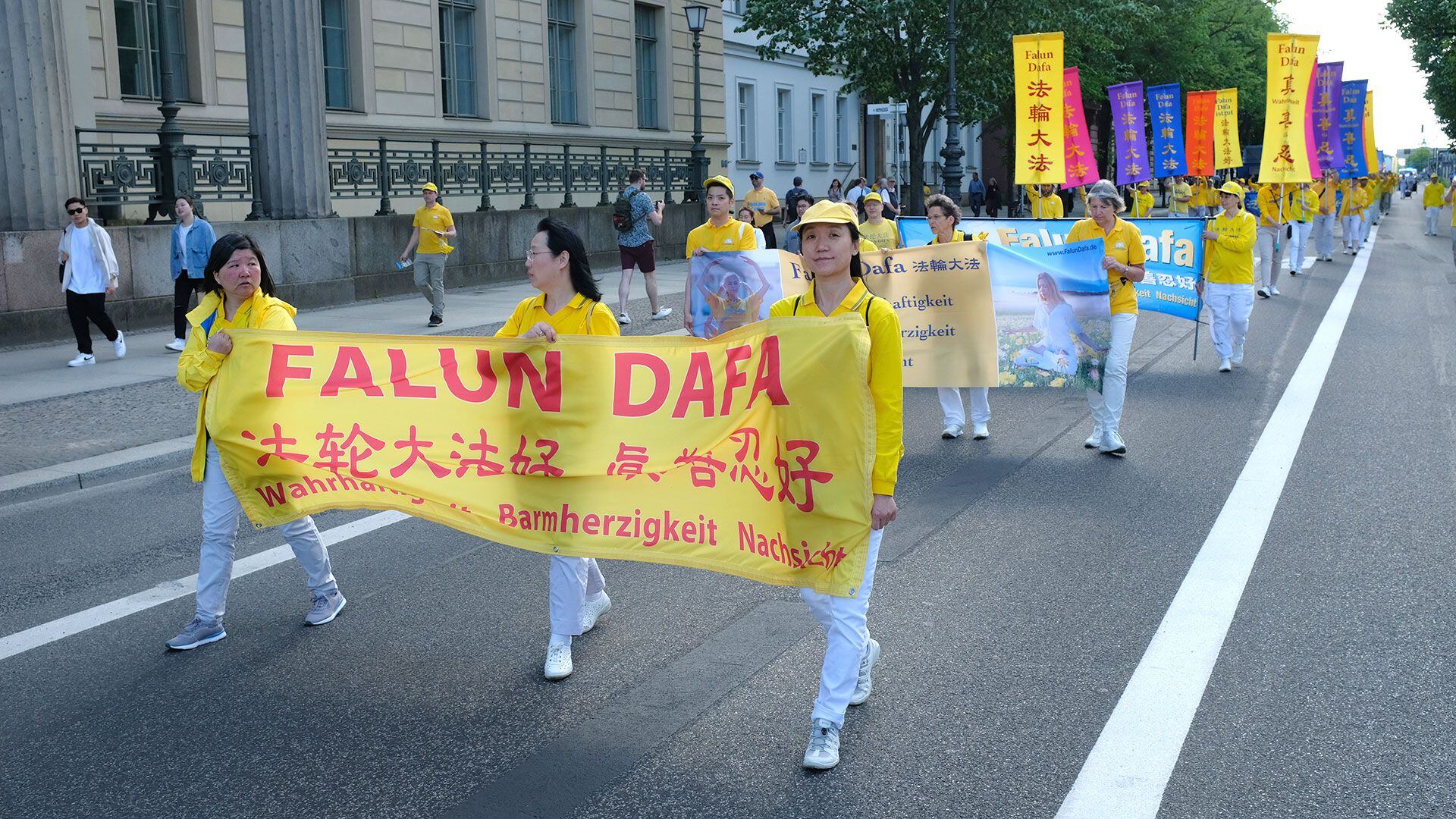 Partidarios del movimiento espiritual Falun Dafa, también llamado Falun Gong, marchan en el "Día de Falun Dafa" el 13 de mayo de 2023 en Berlín, Alemania. El gobierno chino persigue a Falun Dafa y en 1999 lo calificó de "organización herética". (Foto de Sean Gallup/Getty Images)