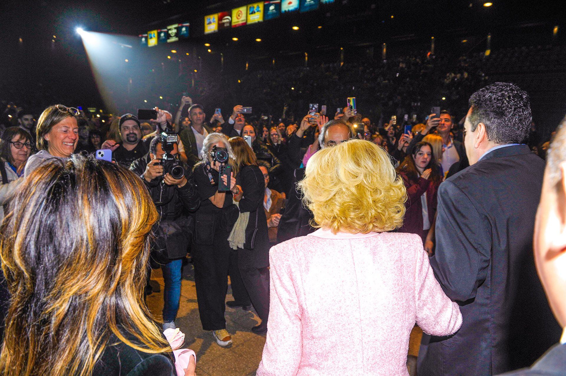 Así llegaba Mirtha Legran al estadio Luna Park para ver Drácula, el musical. Fue ovacionada de pie por el público (RS Fotos)