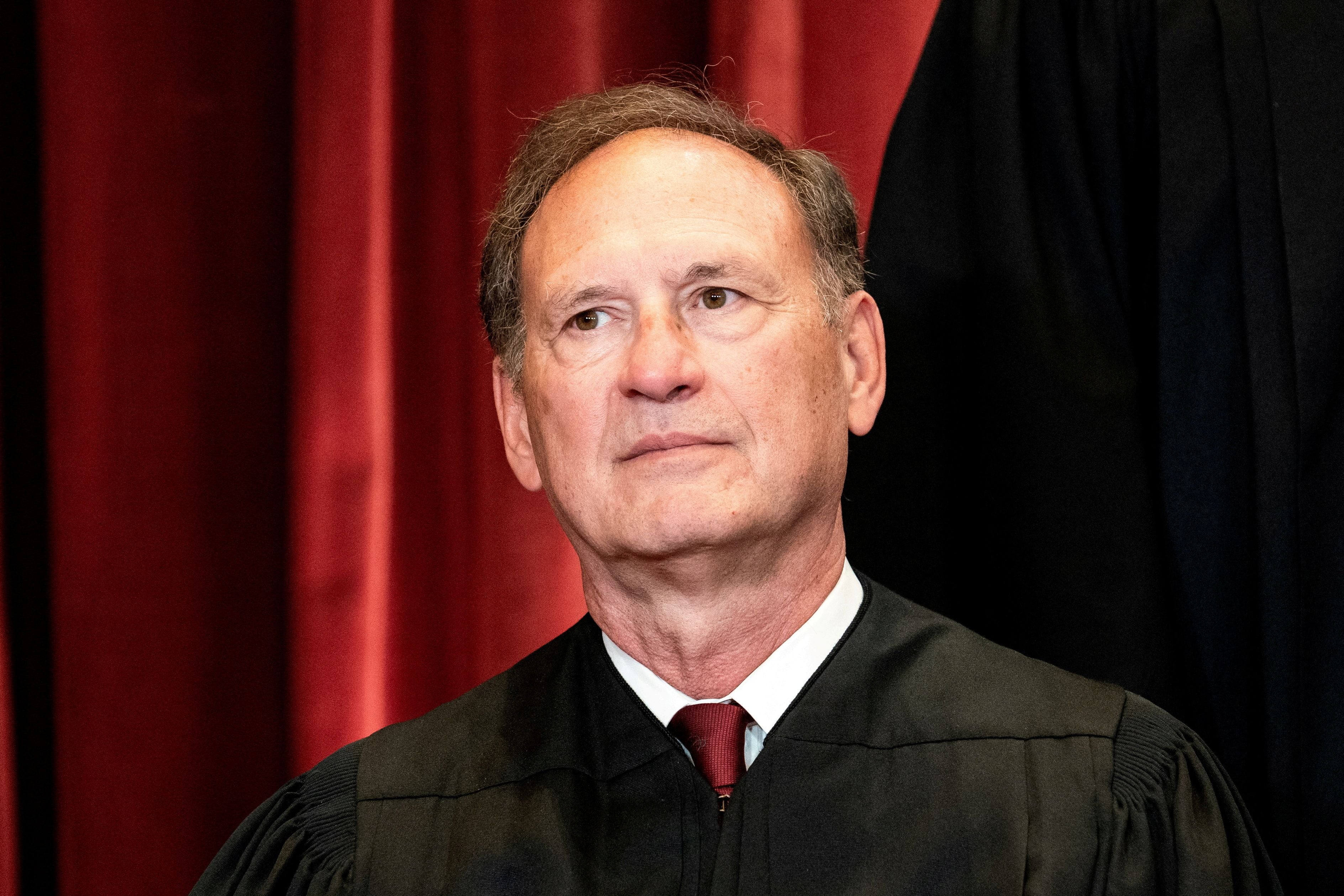 Y el juez Samuel Alito ha rechazado los llamamientos a recusarse de algunos casos relacionados con Trump pese a su supuesto apoyo al ex presidente (Erin Schaff/REUTERS/archivo)