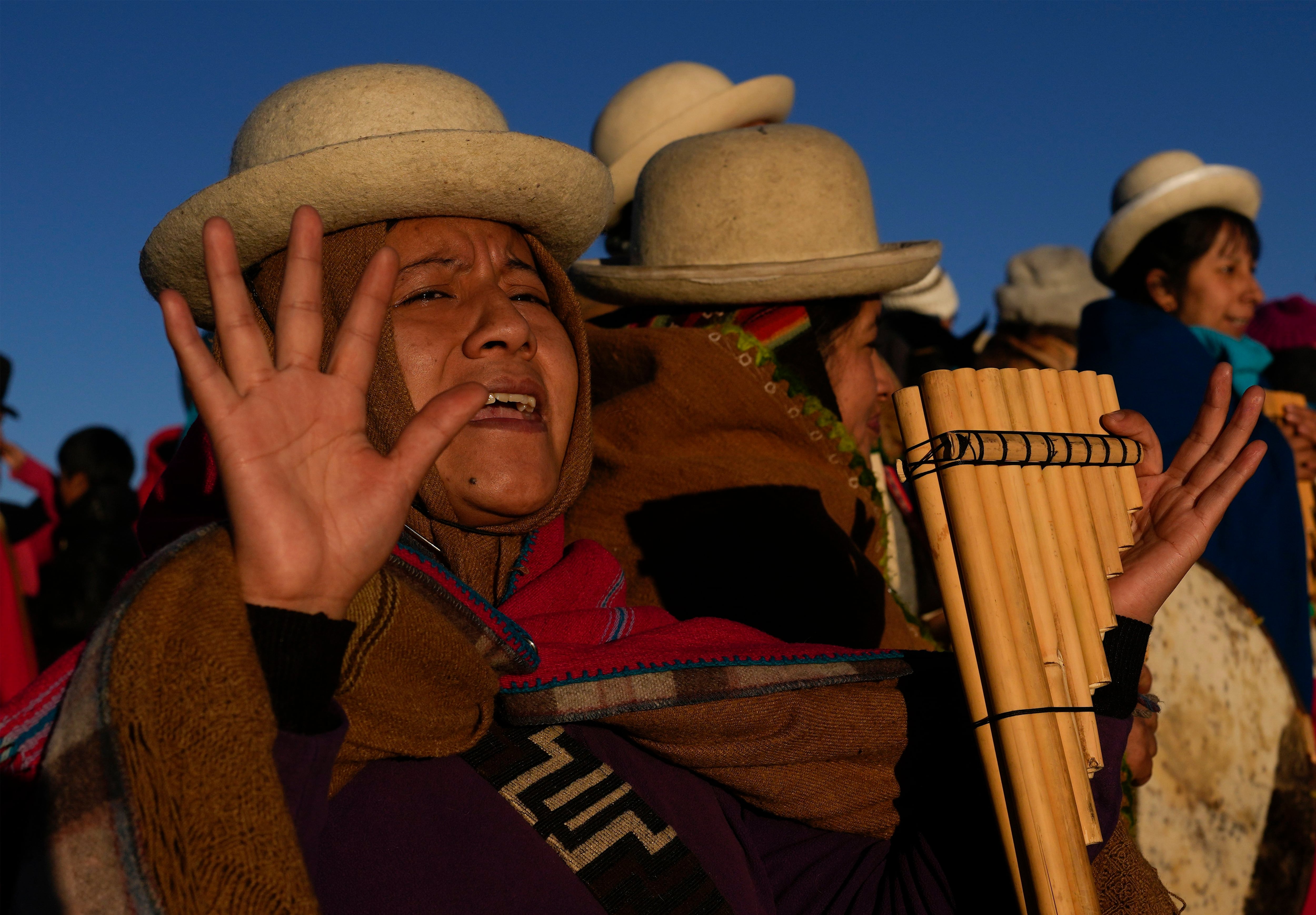 Una mujer indígena aymara en la montaña Murmutani en las afueras de Hampaturi, Bolivia, la madrugada del miércoles 21 de junio de 2023. (AP Foto/Juan Karita/Archivo)