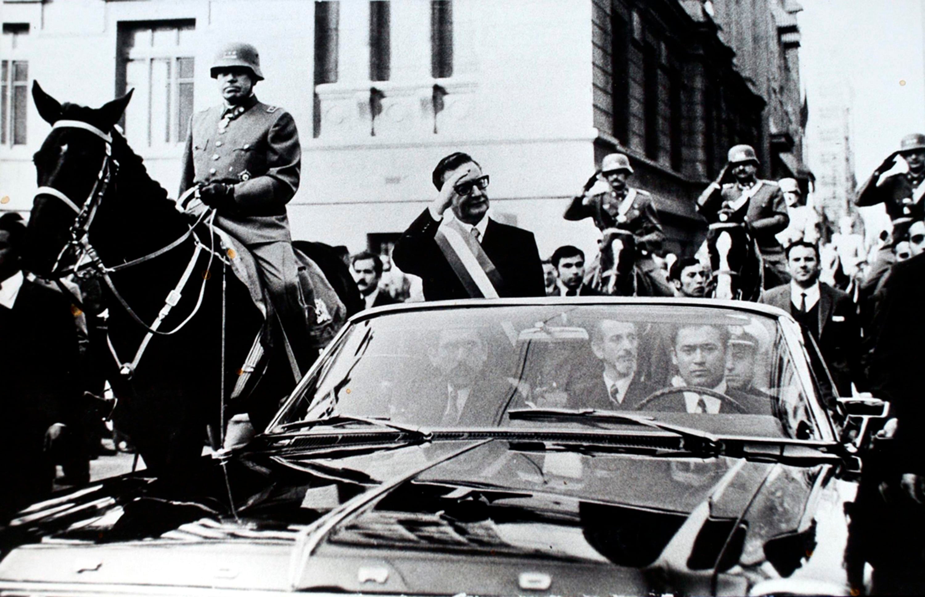 En esta imagen de archivo, el presidente de Chile, Salvador Allende, saluda desde un vehículo descapotable mientras el general Augusto Pinochet avanza a caballo a la izquierda, en Santiago, Chile, el 21 de mayo de 1972. (AP Foto/archivo)