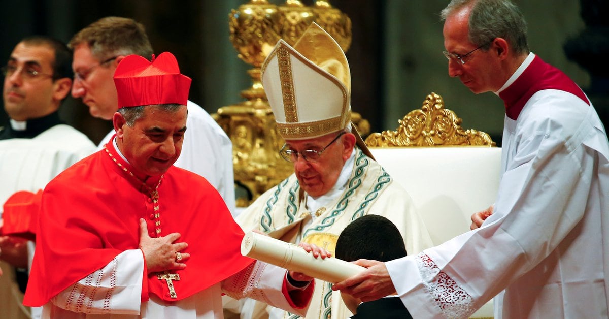 El influyente cardenal Angelo Becciu renunció en medio de un escándalo financiero en el Vaticano