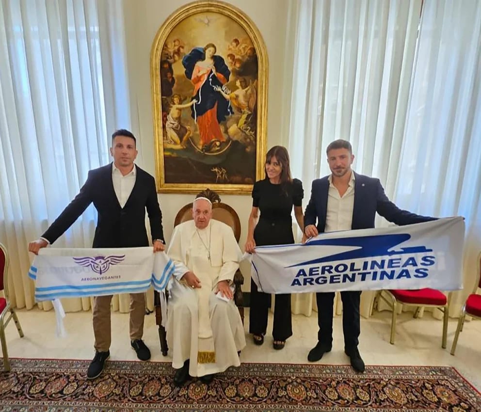 El papa Francisco posó con sindicalistas y una bandera de Aerolíneas Argentinas en pleno debate sobre la posible privatización de la empresa