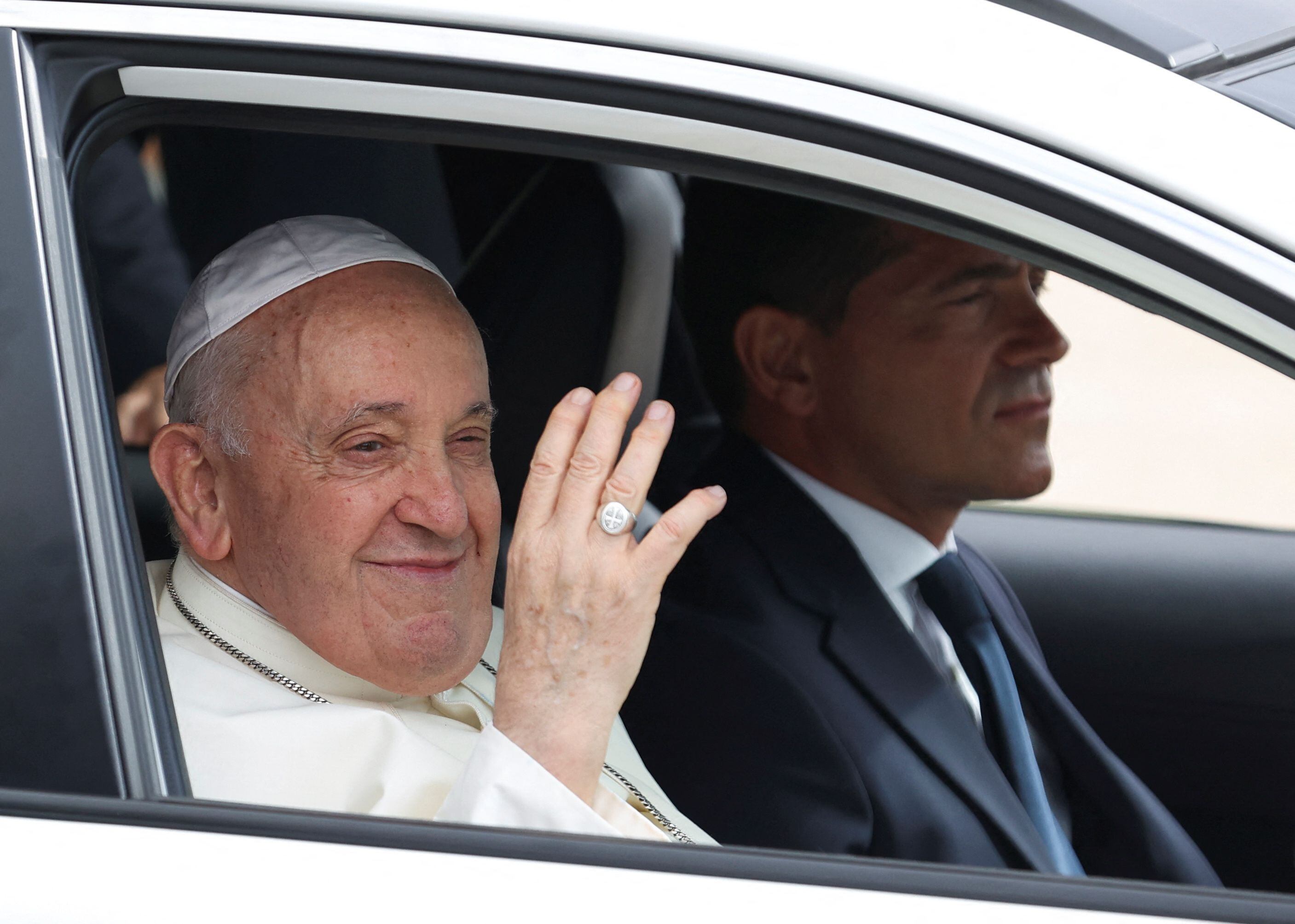 El papa Francisco gesticula a su llegada a la Base Aérea Figo Maduro durante su viaje apostólico a Portugal con motivo de la XXXVII Jornada Mundial de la Juventud, en Lisboa, Portugal, 2 de agosto de 2023. REUTERS/Pedro Nunes