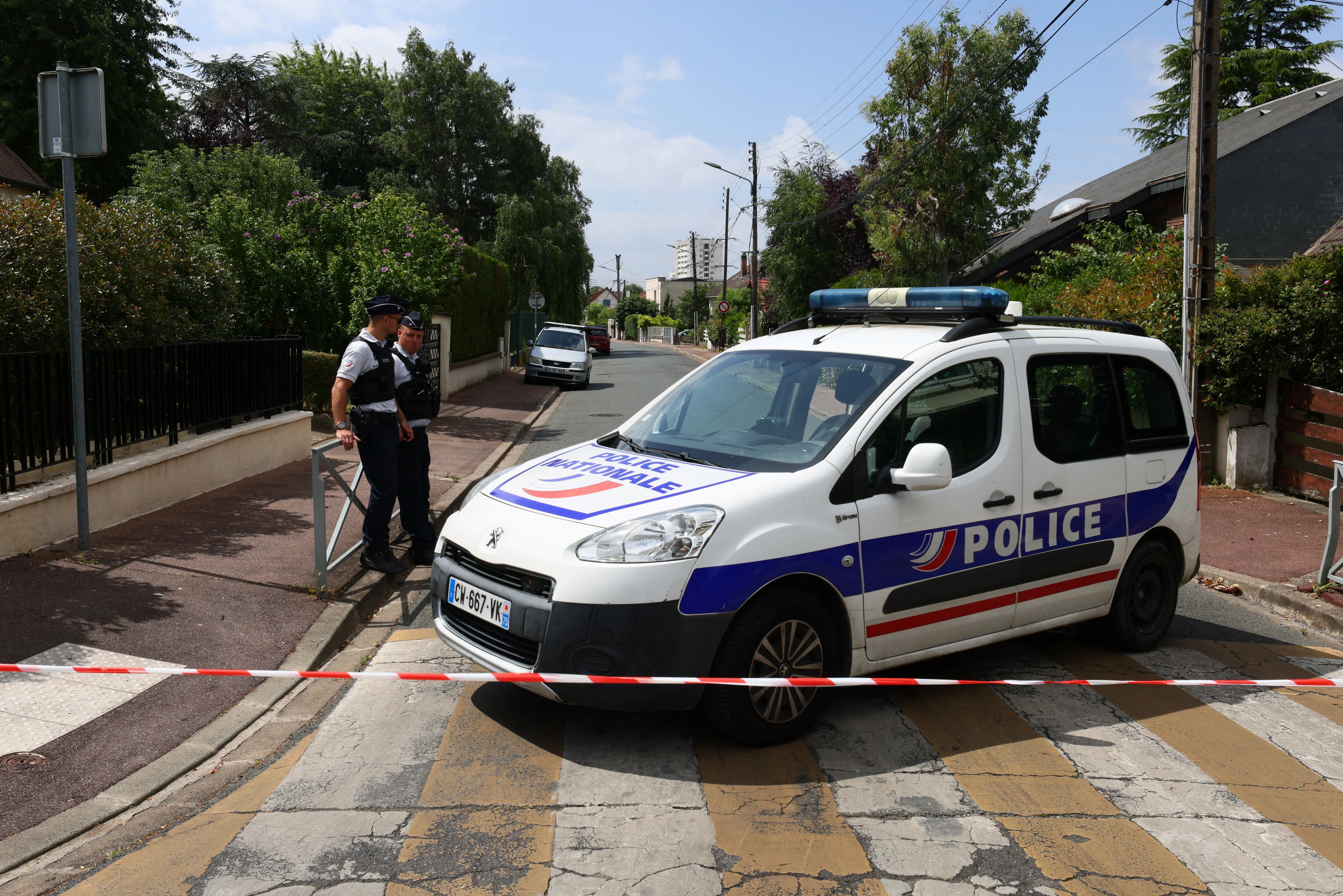 Despliegue policial en el domicilio del alcalde de l'Hay-les-Roses (Reuters)