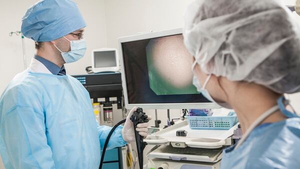 La endoscopía es un estudio médico mínimamente invasivo (Getty)