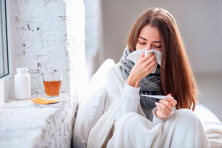 Los pacientes que dieron positivo para el coronavirus presentaron primero síntomas similares a la gripe, como fiebre, tos seca y dificultad para respirar, agravada por una neumonía en curso (Shutterstock)