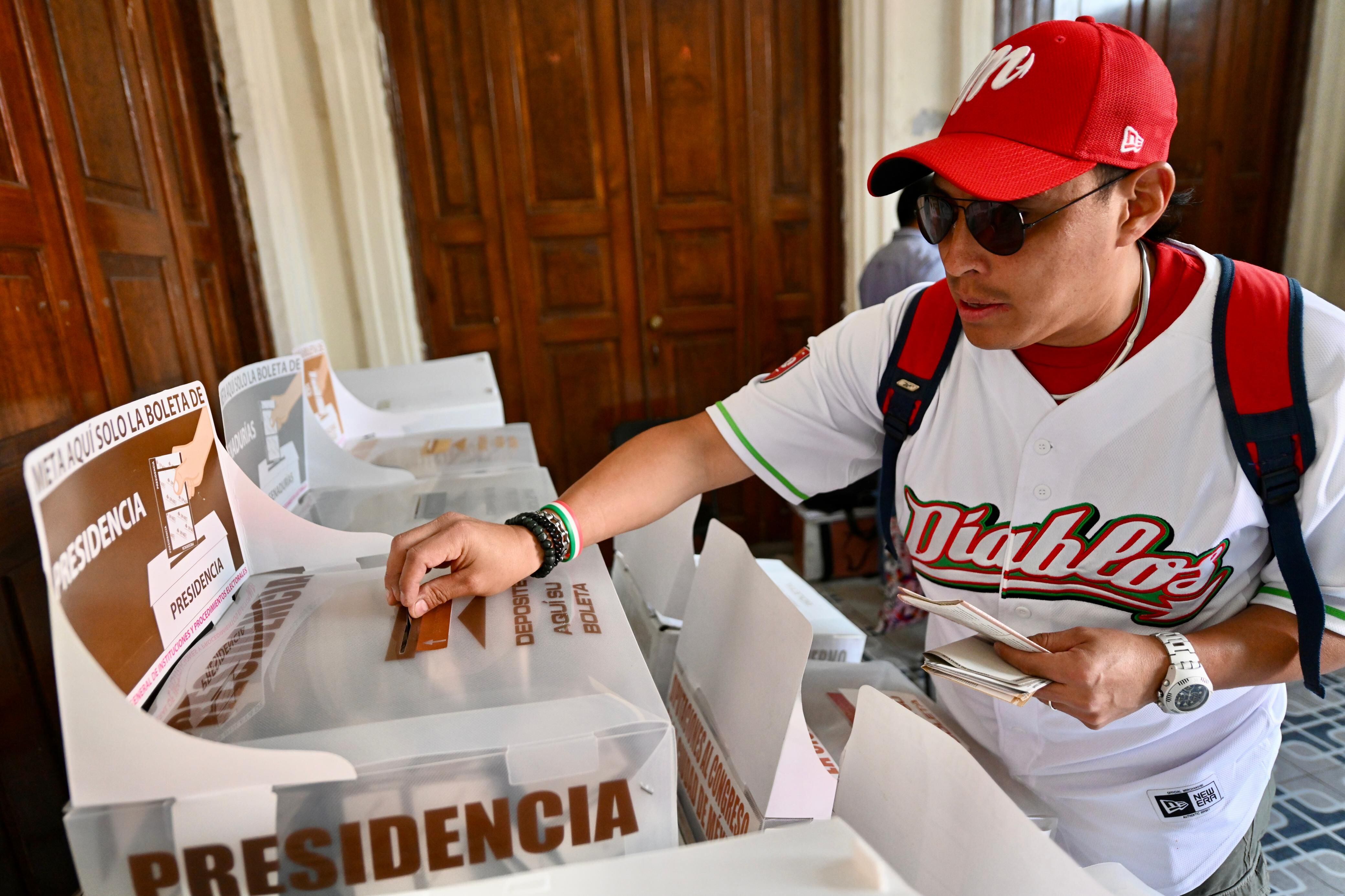 Vecinos de la colonia Juárez,  votando en la sección 4870, en la Escuela Horacio Mann, alcaldía Cuauhtémoc, en las votaciones de este proceso electoral 2024. Hoy en la Ciudad de México. Infobae México/Javier Lira Otero