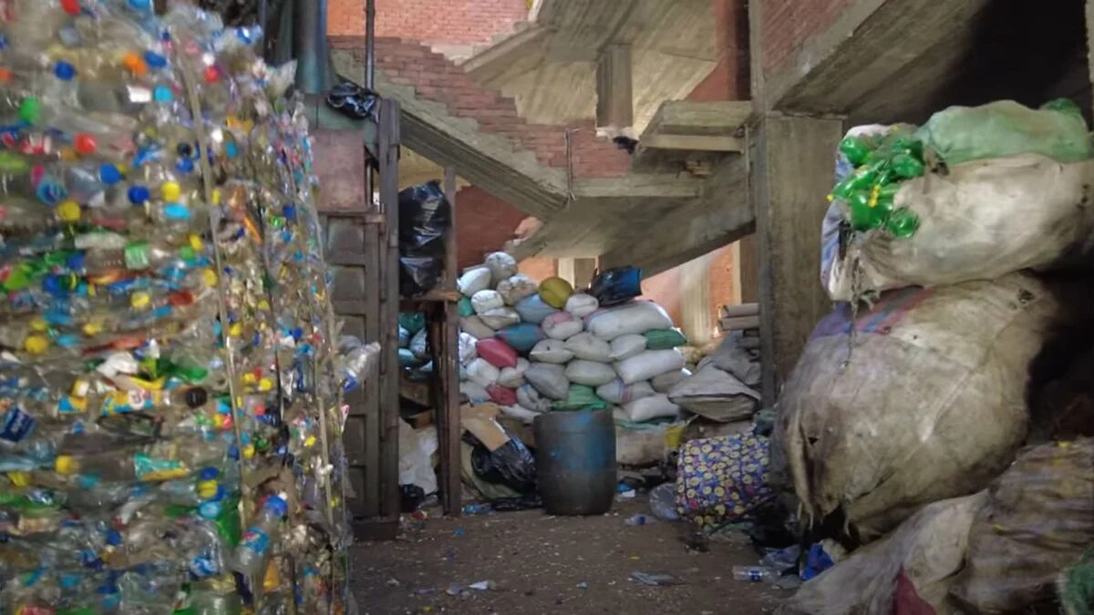 Cómo es Manshiyat Naser, la “ciudad basura” donde 262 mil habitantes viven y trabajan entre montañas de desechos