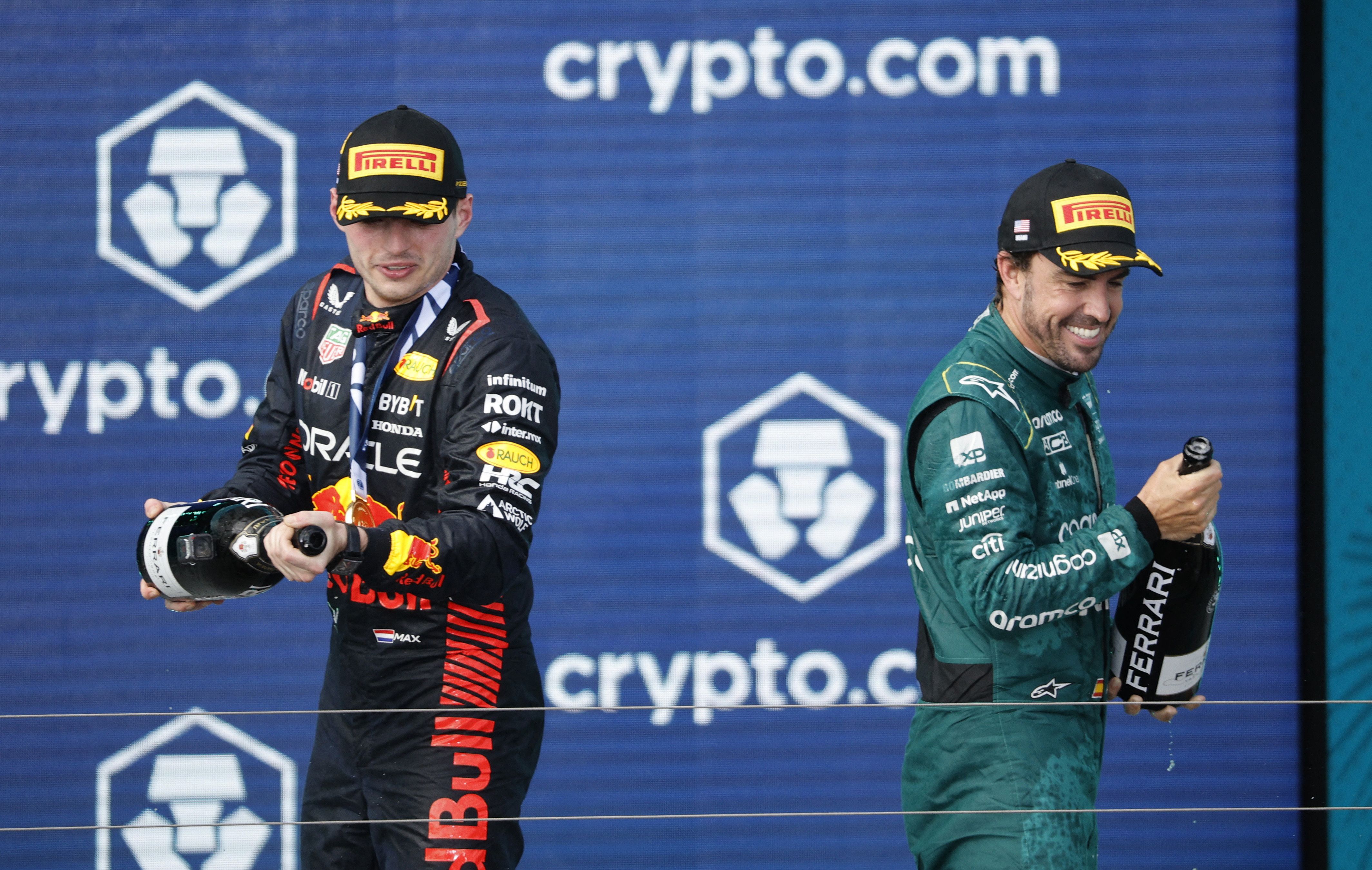 Verstappen y Alonso celebran el podio en Miami (REUTERS).