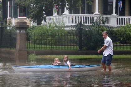 Don Dressler tira as súas netas Elsie e Jillian Deans nun kayak a través do auga na Avenida L despois de A choiva da Tormenta Tropical Imelda parou en Galveston, Texas o mércores, setembro. 18, 2019. Despois de Downpour, a choiva parou e a inundación de rúa baixou significativamente. (Kelsey Walling / The Galveston County News News a través de AP)